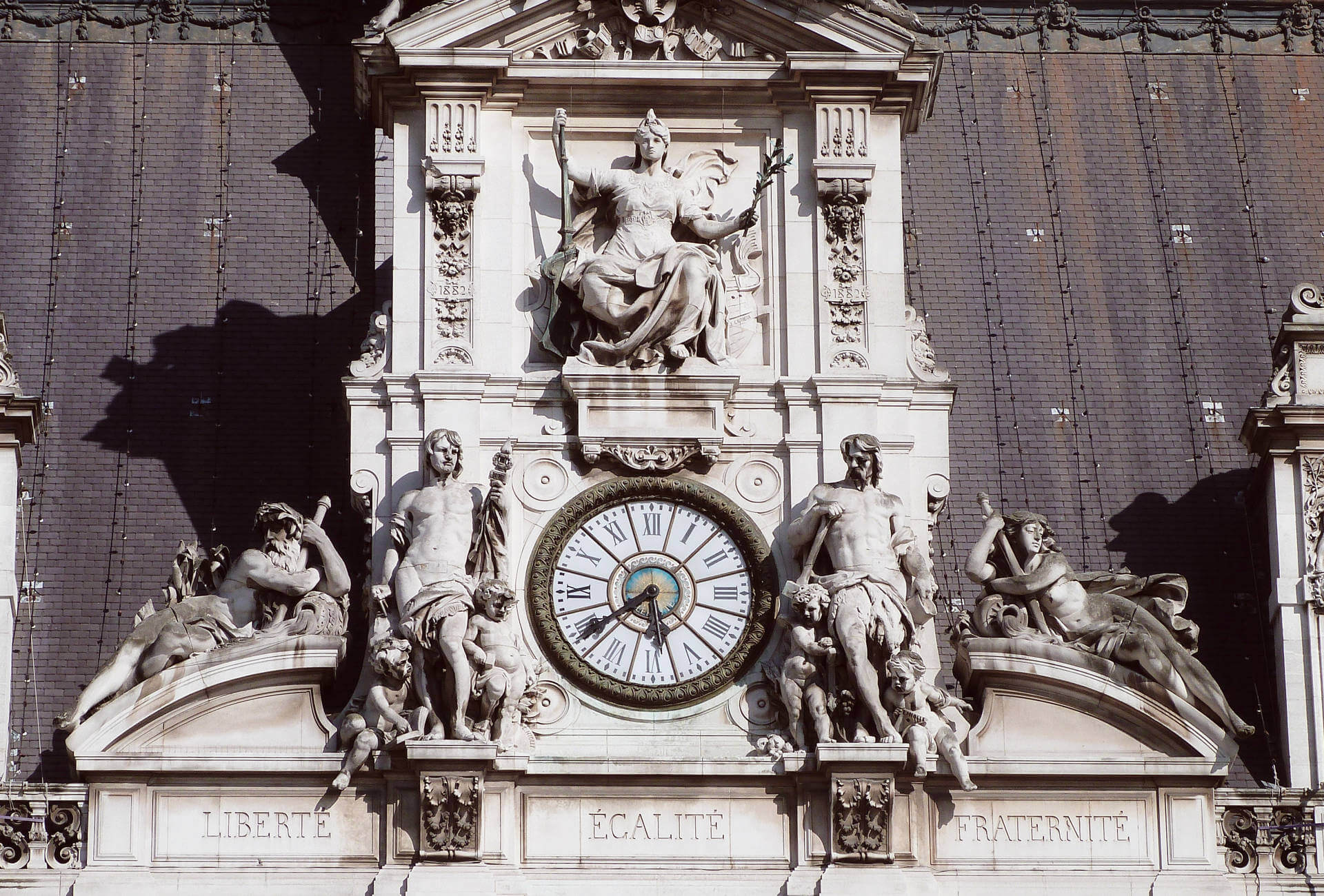 A Paris ce week-end ? Lumière sur l'horloge de l'Hôtel de ...